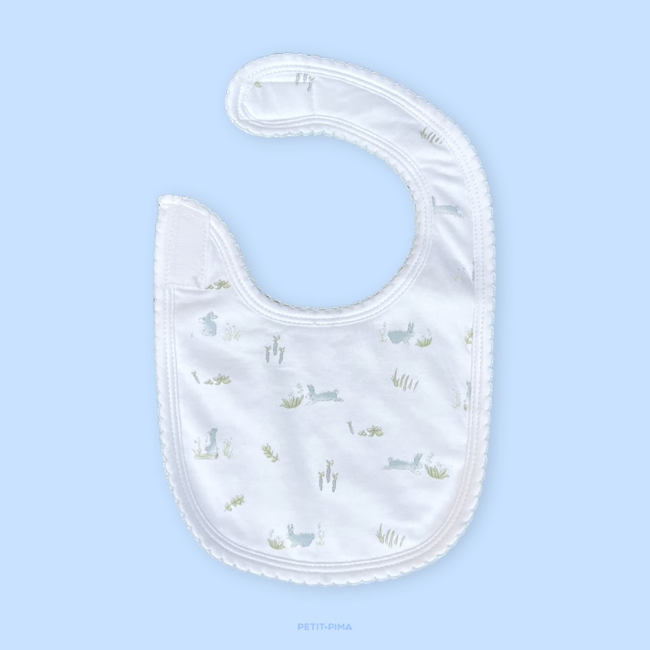 babero-estampado-petit-pima-algodon-pima-peruano-certificado-ropa-de-bebe-conejos-celestes
